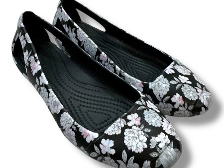 Sandals Flats By Crocs In Floral Print, Size: 5 Supply