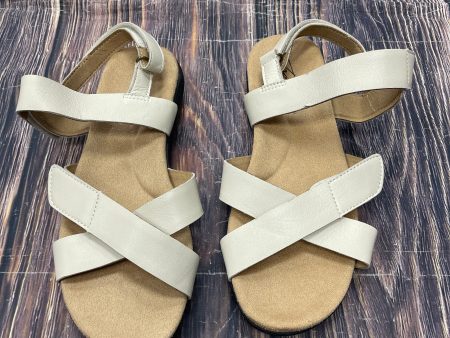 Sandals Flats By Clothes Mentor In Cream, Size: 8.5 Cheap