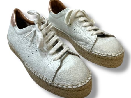 Shoes Sneakers By Clothes Mentor In White Sale