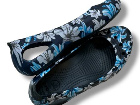 Sandals Flats By Crocs In Floral Print, Size: 5 Online Hot Sale